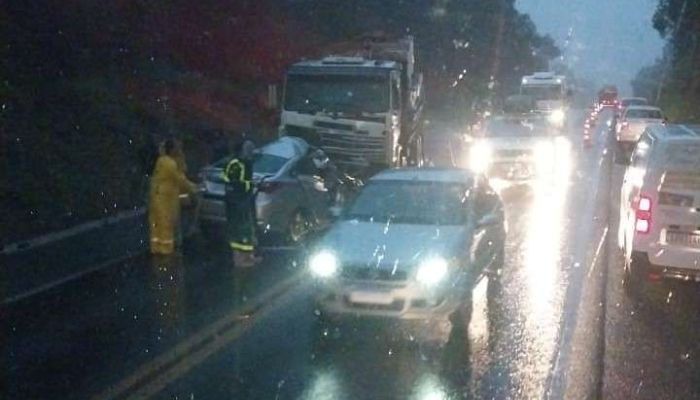 Laranjeiras - Pessoa morre em colisão entre carro e caminhão na BR 277